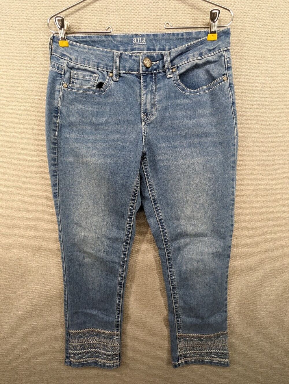 a.n.a Blue Jeans Cropped Size 6 Embellished -0424B157